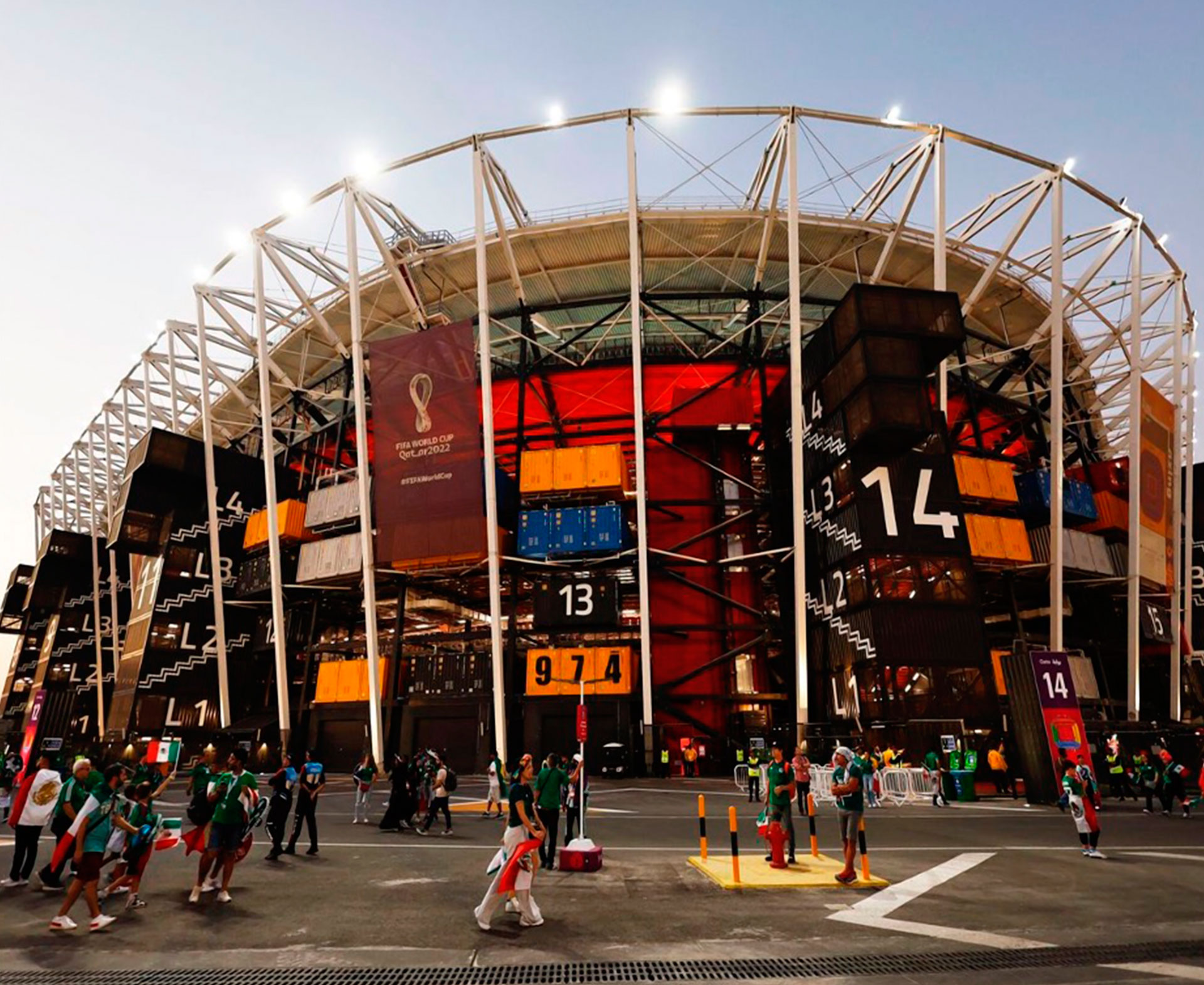estadio-hecho-de-contenedores